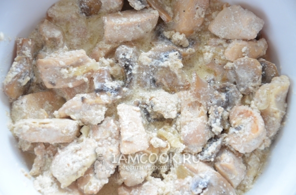Готовая курица с грибами в сметанном соусе