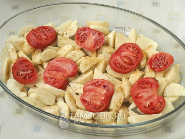 Положить в форму картофель и помидоры