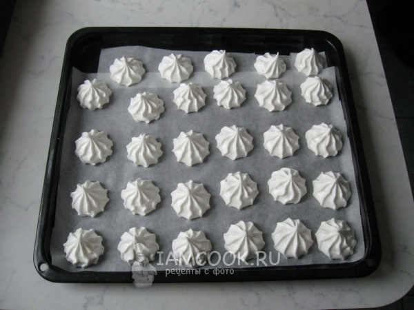 Выложить безе на противень