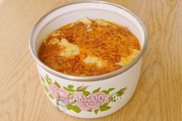 Положить в кастрюлю голубцы с зажаркой