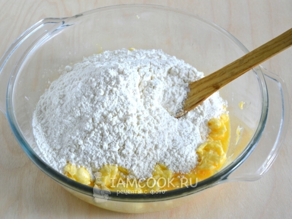 Насыпать муку