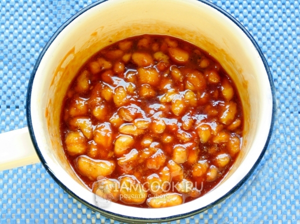 Положить кусочки банана