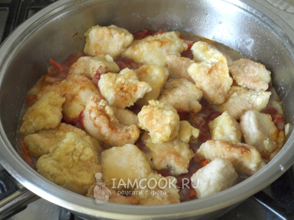 Положить к луку и моркови мясо