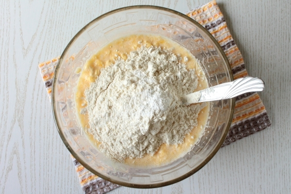 Добавить муку и разрыхлитель