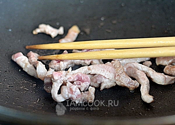 Обжарить мясо