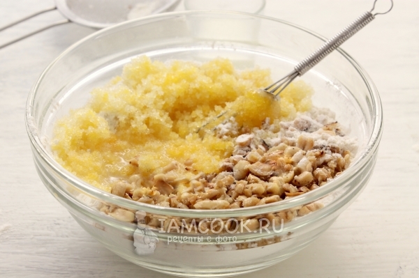 Смешать яйца с сахаром, орехами и молоком