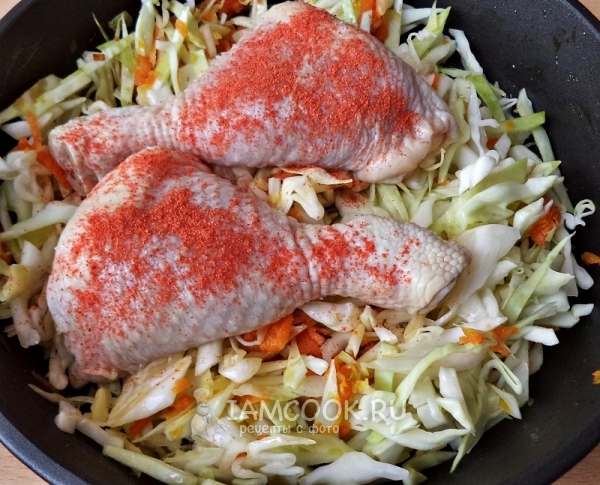 Положить к овощам куриные голени со специями