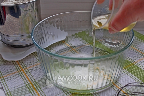 Соединить соль и масло