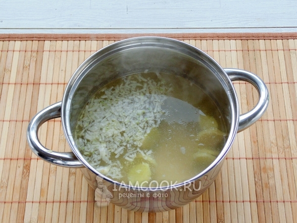 Бросаем в суп имбирь и чеснок