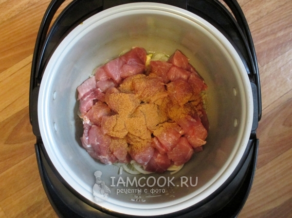 Положить в мультиварку лук, мясо, соль и специи