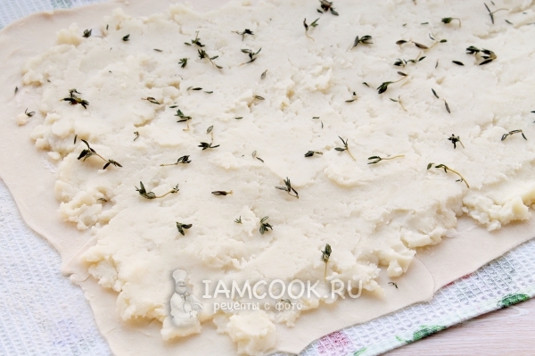 Положить на тесто картофель и травы