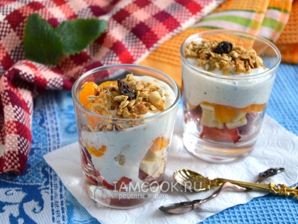 Фото фруктового салата с мюсли и сметанным соусом