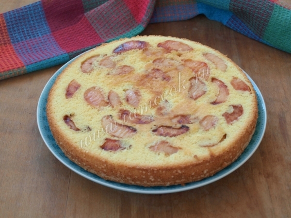 Выпекаем шарлотку с айвой