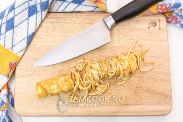 Порезать яичный блинчик