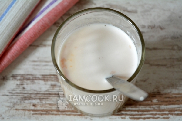 Смешать дрожжи с молоком