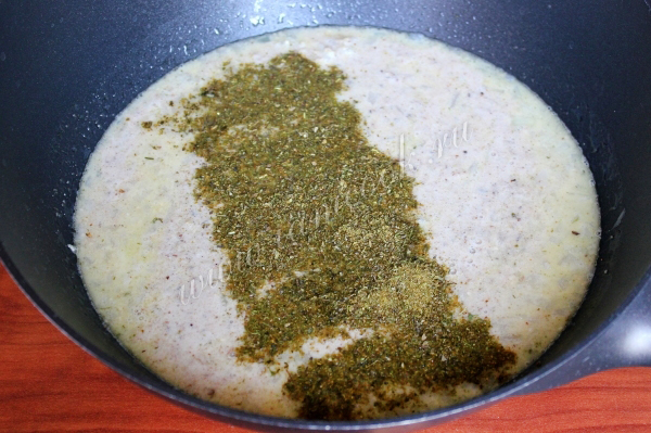 Добавить грецкие орехи в сациви