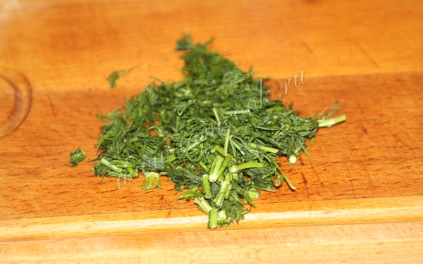 Нарубленная зелень укропа