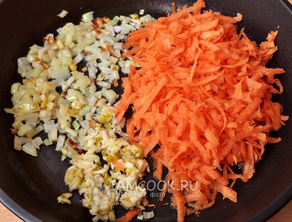 Обжарить лук и морковь
