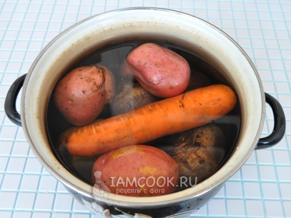 Положить овощи в кастрюлю с водой