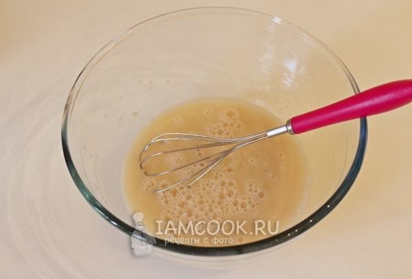 Вода с дрожжами и сахаром