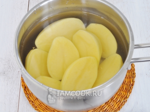 Положить картофель в воду