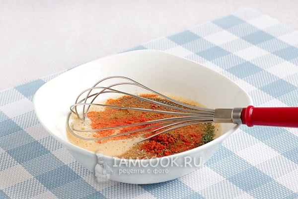 Соединить молоко, яйца и специи