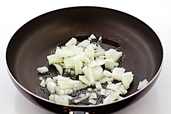 Обжарить лук