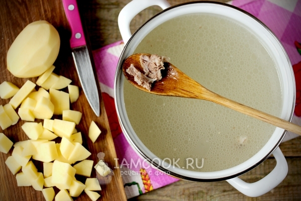 Сварить из мяса бульон и порезать картофель