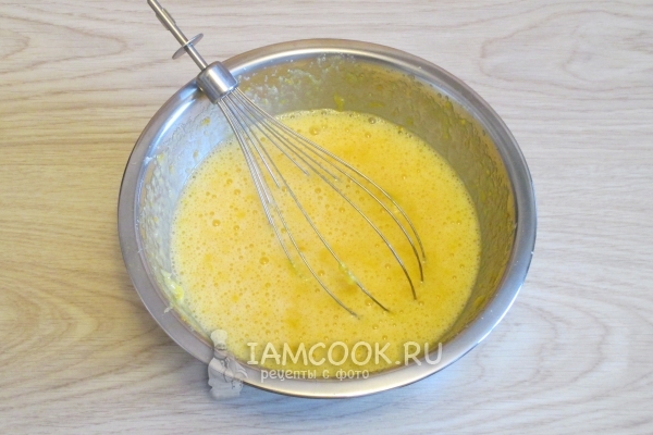 Взбить яйца, сахар и мандариновое пюре
