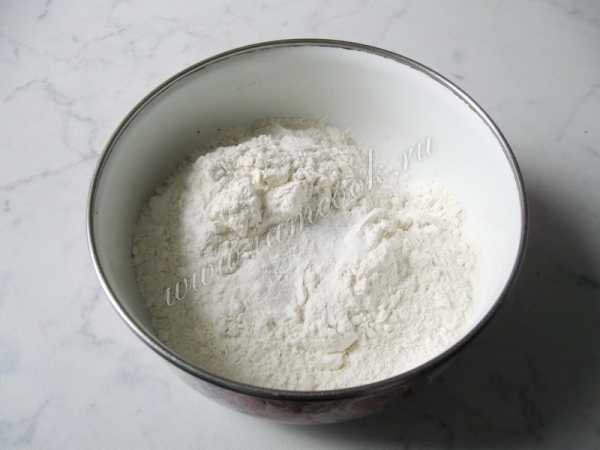 Мука в миске