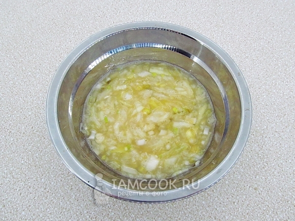 Положить в яйцо лук