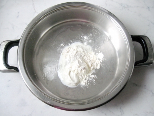 Мука на сковороде