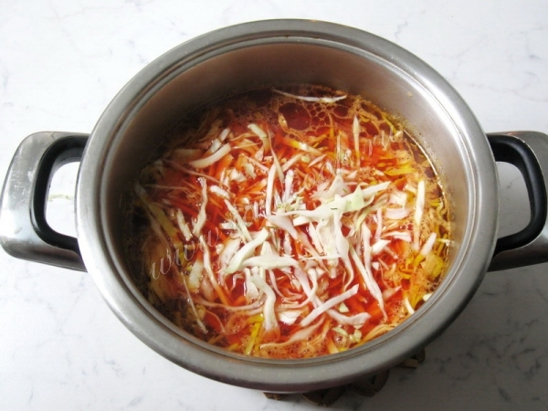 Добавить рубленную капусту