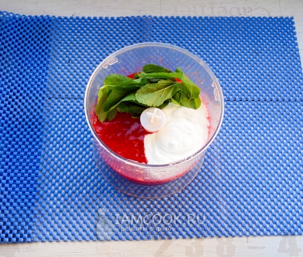 Положить сметану и мяту