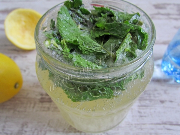 Лимонный сок с мятой и сахаром