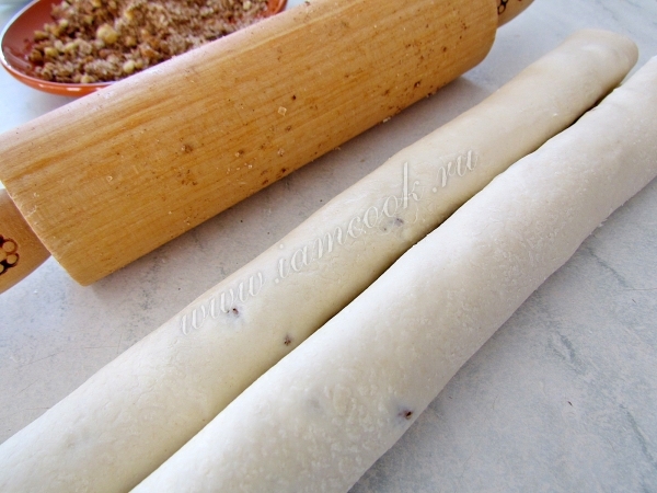 Рулет из теста с орехами