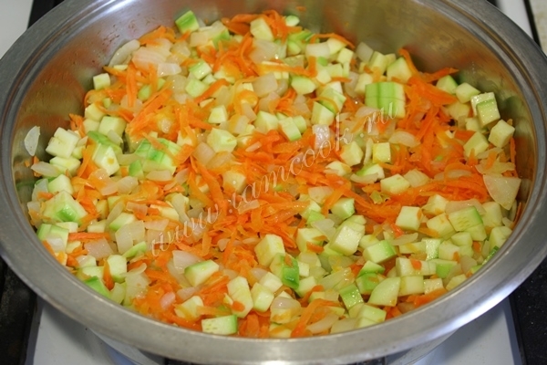 Тушим кабачки