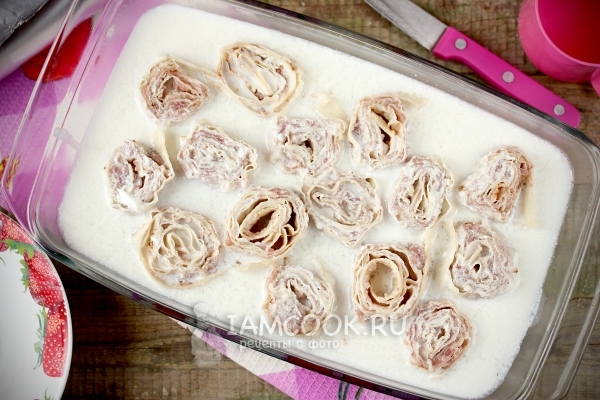 Залить рулетики сметанным соусом