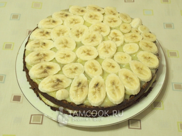 Выложить на коржи крем и банан