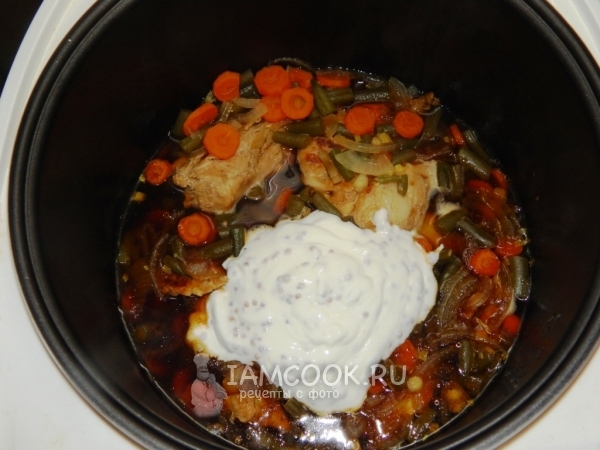 Влить соус к кролику