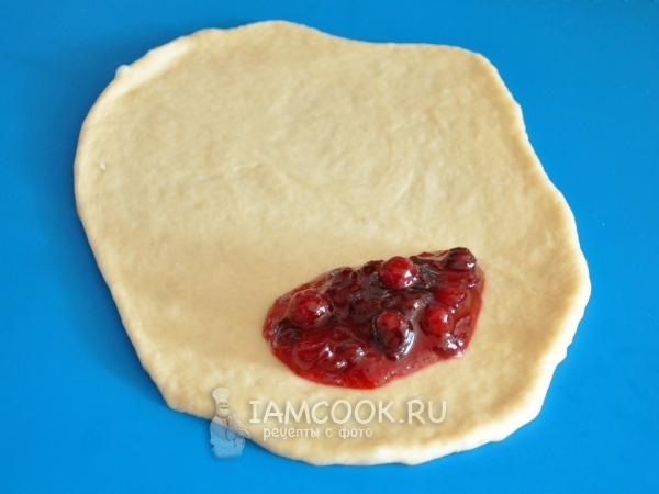 Положить начинку на тесто