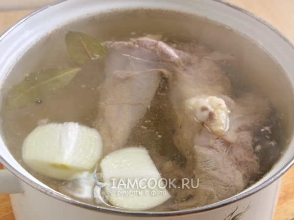 Добавить лук и лавровый лист