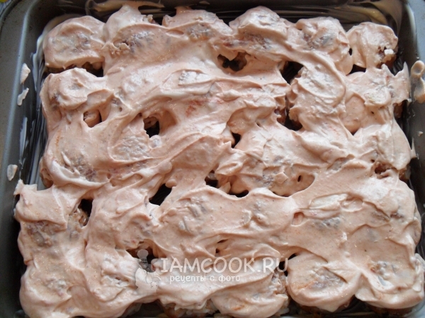 Покрыть тефтели майонезом с томатной пастой