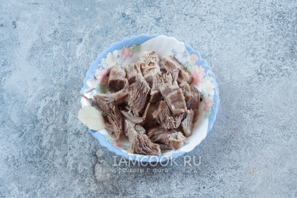 Разобрать мясо на кусочки