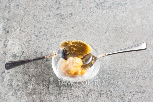 Обвалять желтковый шарик в сахаре