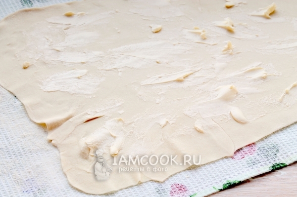 Смазать тесто маслом