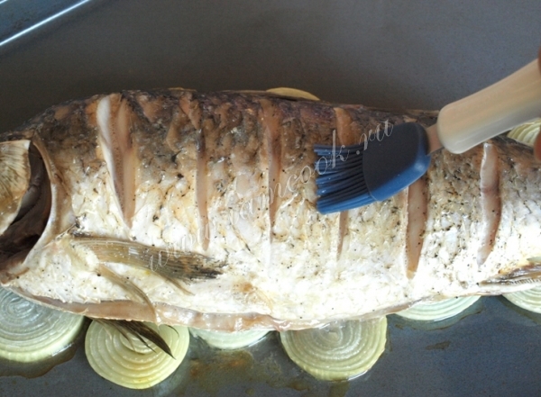 Карп в форме для запекания