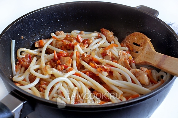 Смешать макароны с мясной поджаркой