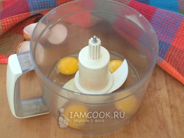 Яйца в чаше блендера