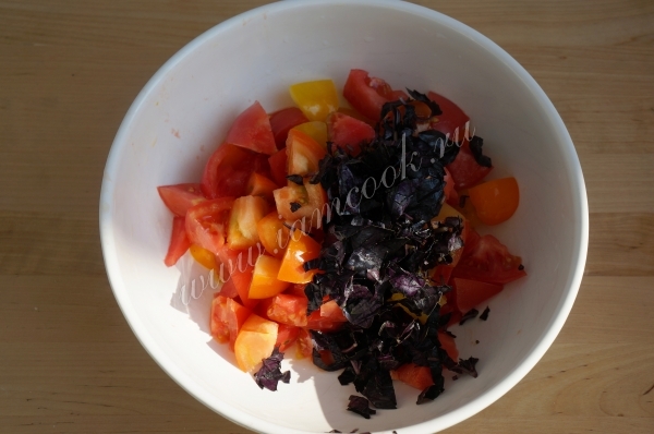 Помидоры с базиликом